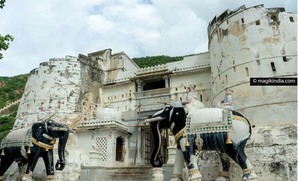 “Breathtaking view of Sirohi, a hidden gem of Rajasthan surrounded by mountains”