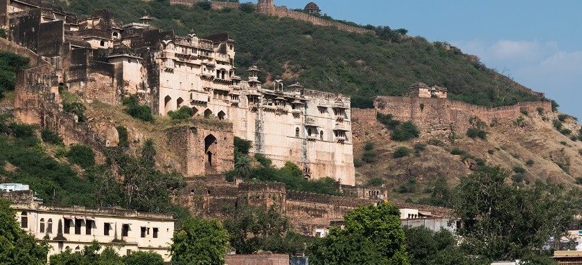 “Breathtaking view of Sirohi, a hidden gem of Rajasthan surrounded by mountains”