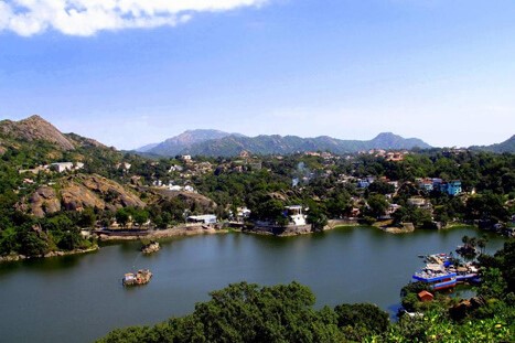 “Breathtaking view of Sirohi, a hidden gem of Rajasthan surrounded by mountains”