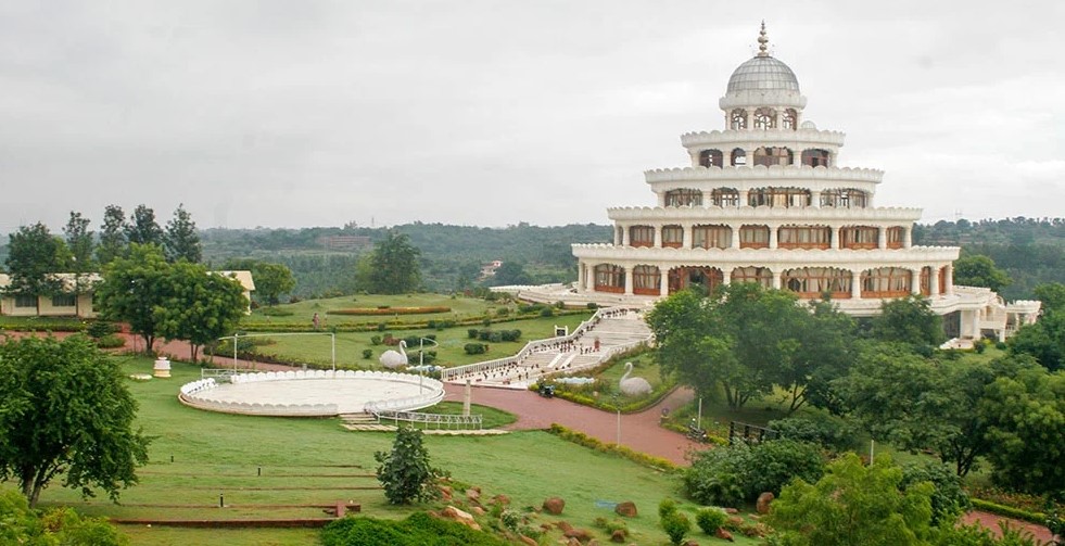 Exploring the Garden City: Visitors walking through the lush greenery of Cubbon Park in Bengaluru